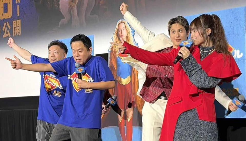一斉に「ごいごいすー」を披露した（左から）ダイアン・ユースケ、津田篤宏、武内駿輔、永瀬アンナ