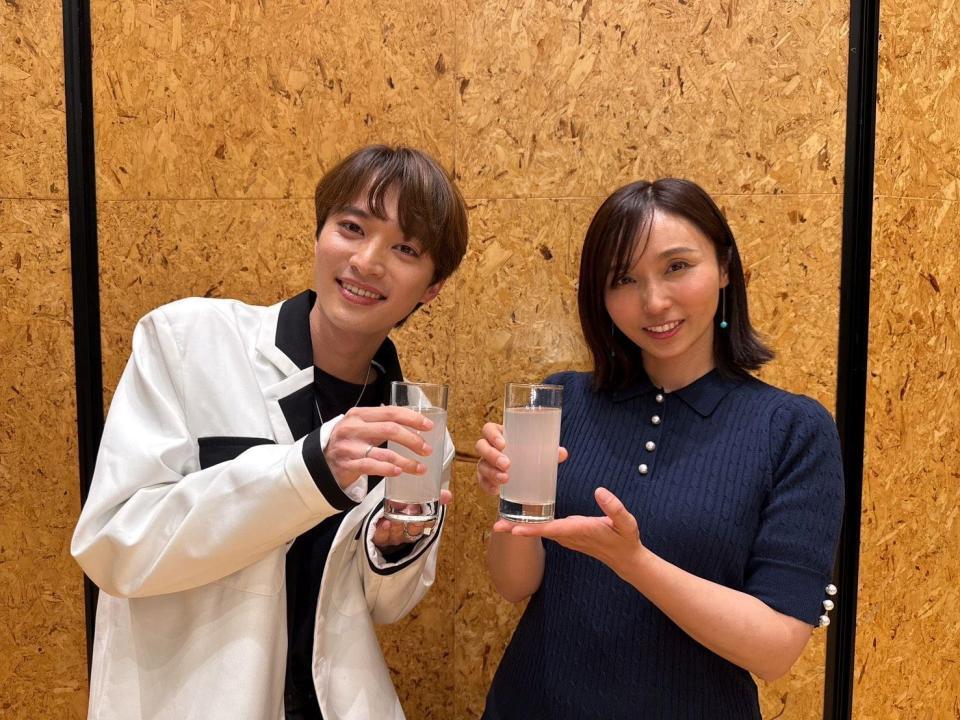 デュエット曲「ふたりはレモンサワー」をリリースした吉木りさ（右）と青山新