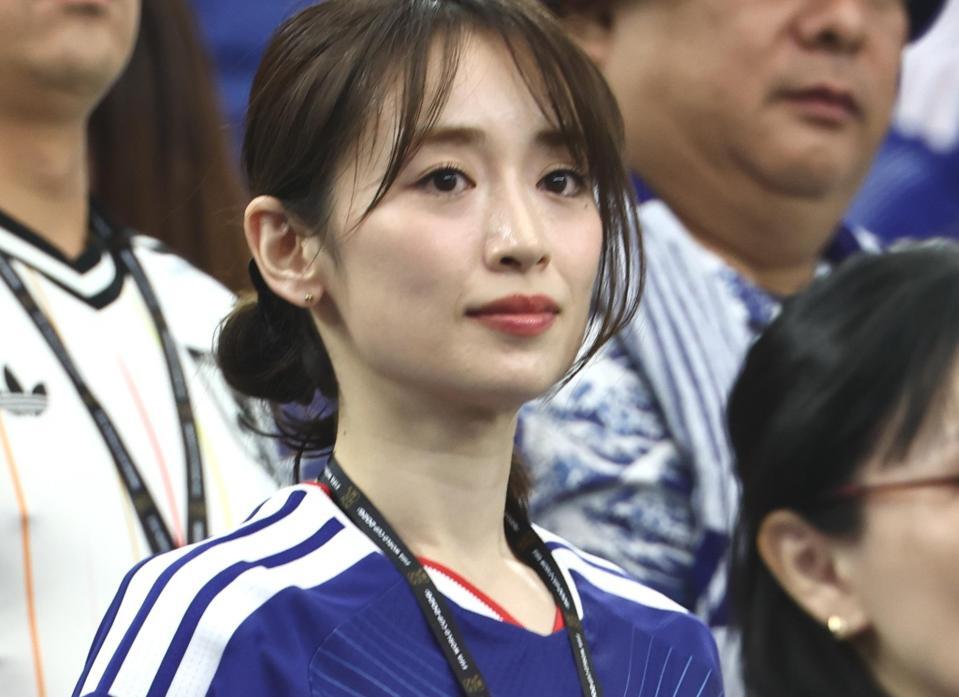 試合前、スタンドの泉里香