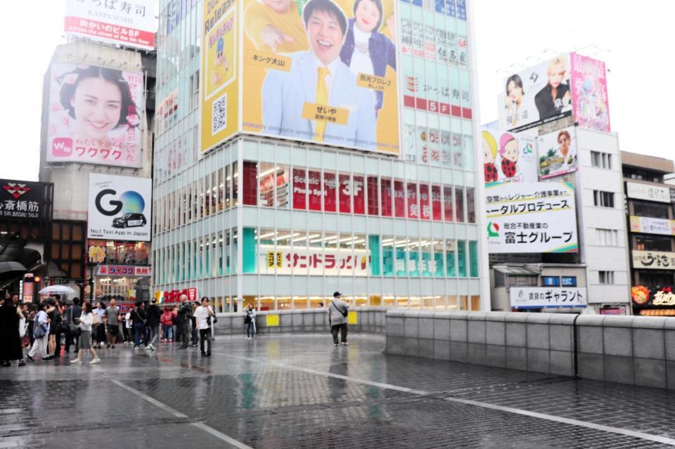 通行人もまばらだった戎橋