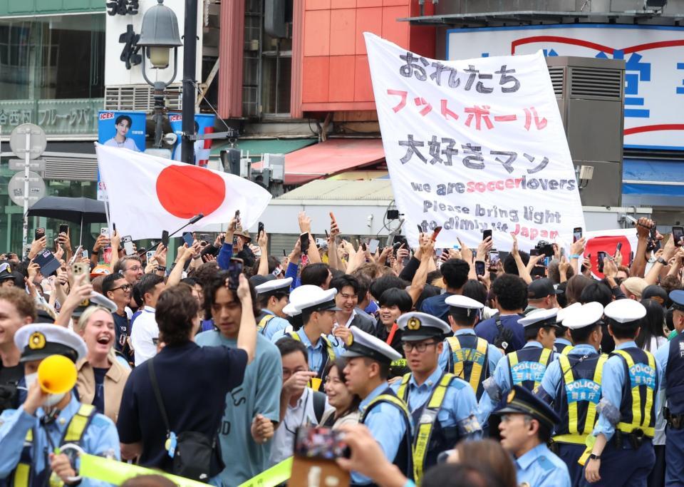 日本が１次Ｌ突破を決め、路上で盛り上がる人々と警戒する警察官（撮影・伊藤笙子）