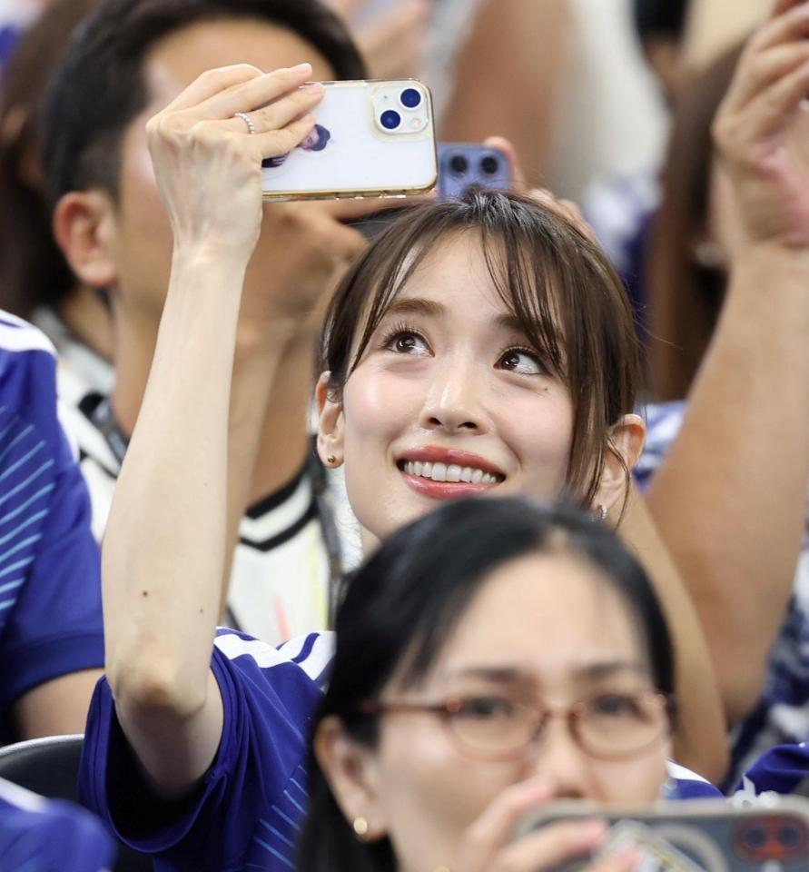 観戦する泉里香（撮影・中田匡峻）