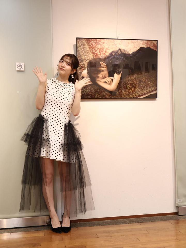 写真展「Ｂｒｉｌｌｉａｎｃｅ」取材会でお気に入りの写真を前にポーズをとる黒嵜菜々子