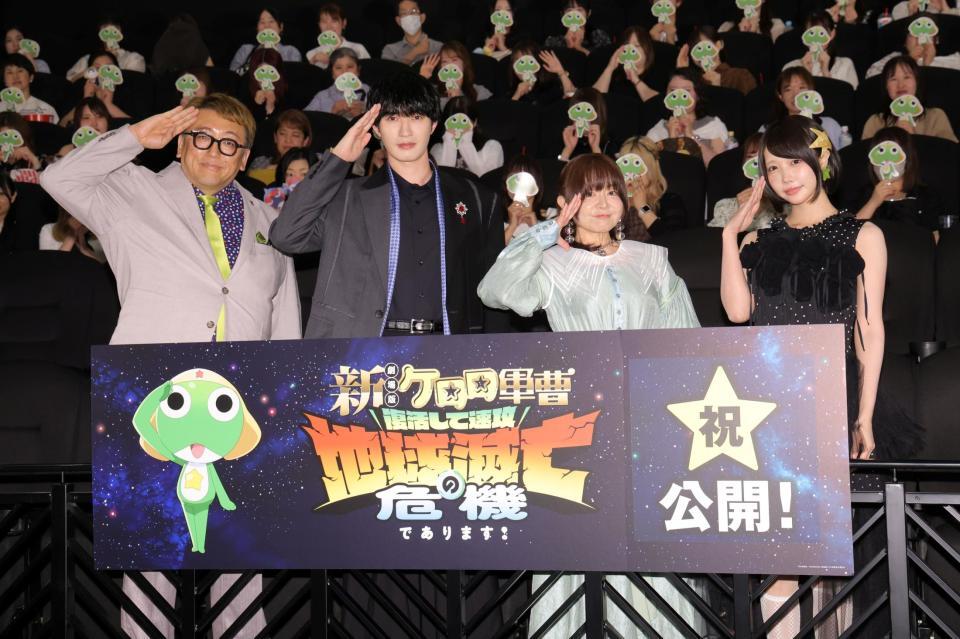 敬礼ポーズを決める（左から）福田雄一監督、ジェシー、渡辺久美子、あの（撮影・西岡正）