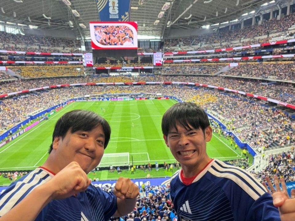 日本の試合を現地観戦したカカロニの栗谷（左）とすがや（すがやのＸ＠ｓｕｇａｙａｚｉｎｈｏより）