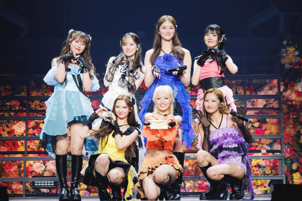 日本武道館のステージで笑顔を見せたＧｉｒｌｓ²の（前列左から）山口綺羅、鶴屋美咲、小川桜花（後列同）小田柚葉、増田來亜、隅谷百花、菱田未渚美（撮影・ヨシモリユウナ）