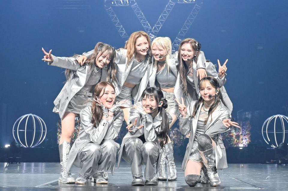 日本武道館のステージで笑顔を浮かべたＧｉｒｌｓ²の（前列左から）隅谷百花、菱田未渚美、増田來亜（後列同）小田柚葉、小川桜花、鶴屋美咲、山口綺羅（撮影・高田梓