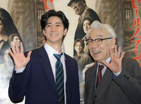 　笑顔の中島裕翔（左）とイッセー尾形（撮影・吉澤敬太）