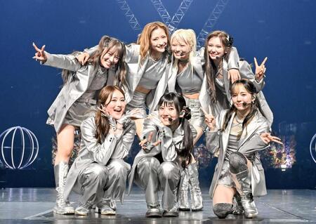 ステージで笑顔を見せるＧｉｒｌｓ²の（前列左から）隅谷百花、菱田未渚美、増田來亜（後列同）小田柚葉、小川桜花、鶴屋美咲、山口綺羅（撮影・高田梓）