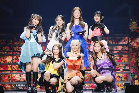 日本武道館のステージで笑顔を見せたＧｉｒｌｓ²の（前列左から）山口綺羅、鶴屋美咲、小川桜花（後列同）小田柚葉、増田來亜、隅谷百花、菱田未渚美（撮影・ヨシモリユウナ）
