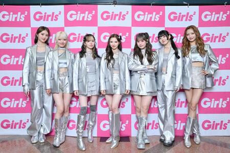 本番前に笑顔を見せたＧｉｒｌｓ²　の（左から）隅谷百花、鶴屋美咲、増田來亜、山口綺羅、小田柚葉、菱田未渚美、小川桜花（撮影・高田梓）