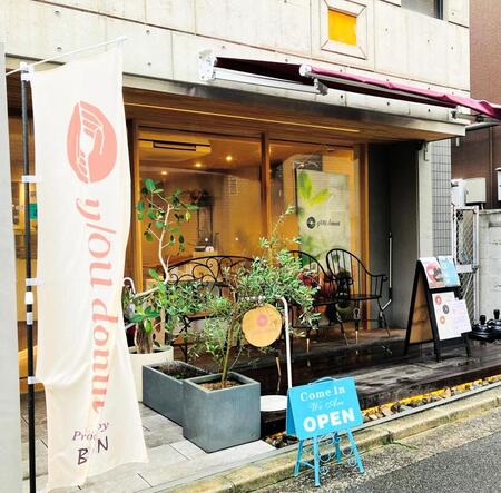堂安律選手が手がける兵庫県西宮市のドーナツ店「ｙ／ＯＵ　ｄｏｎｕｔ」には客がひっきりなしに訪れた
