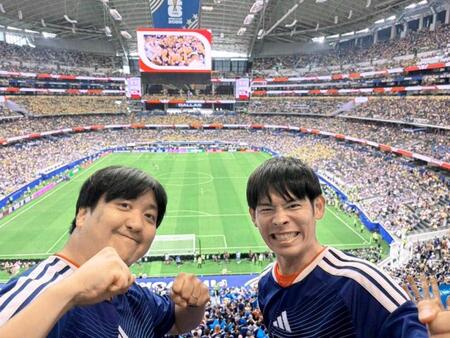 日本の試合を現地観戦したカカロニの栗谷（左）とすがや（すがやのＸ＠ｓｕｇａｙａｚｉｎｈｏより）