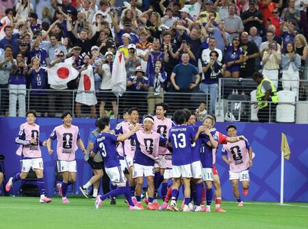 後半、先制ゴールに歓喜する日本代表イレブン＝２５日、ダラス