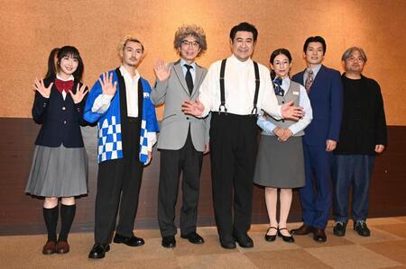 初日を迎え気合が入る（左から）ＡＯＩ、松田凌、片桐仁、小手伸也、鈴木保奈美、崎山つばさ、村上大樹氏（撮影・園田高夫）