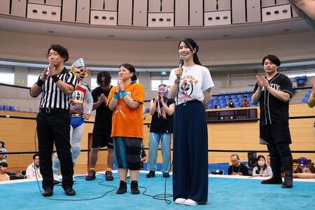 結婚を発表した倉持明日香（右から２人目）©Ｓｈｏｉｃｈｉ　Ｋｏｂａ