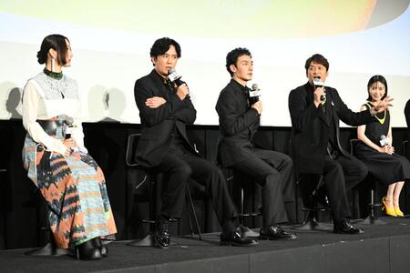 映画「バナ穴　ＢＡＮＡ＿ＡＮＡ」公開記念特別イベントに出席した（左から）ファーストサマーウイカ、稲垣吾郎、草彅剛、香取慎吾、趣里（撮影・堀内翔）