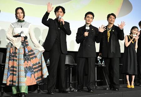 客席に手を振る（左から）ファーストサマーウイカ、稲垣吾郎、草彅剛、香取慎吾、趣里（撮影・堀内翔）