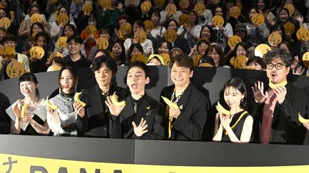 客席の前でポーズを決める（左から）鄭亜美、ファーストサマーウイカ、稲垣吾郎、草彅剛、香取慎吾、趣里、小澤征悦（撮影・堀内翔）