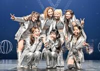 ステージで笑顔を見せるＧｉｒｌｓ²の（前列左から）隅谷百花、菱田未渚美、増田來亜（後列同）小田柚葉、小川桜花、鶴屋美咲、山口綺羅（撮影・高田梓）