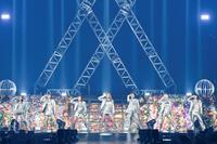 日本武道館のステージに登場したＧｉｒｌｓ²の（左から）増田來亜、小田柚葉、山口綺羅、小川桜花、隅谷百花、鶴屋美咲、菱田未渚美（撮影・高田梓）