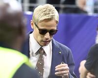 試合前、ピッチに姿を見せた本田圭佑