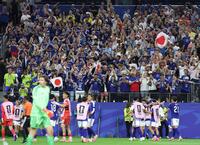 後半、前田の先制ゴールに盛り上がるサポーター（撮影・中田匡峻）