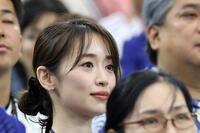 観戦する泉里香＝２５日、ダラススタジアム
