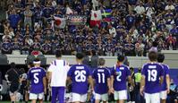予選突破した日本代表イレブンに声援を送るサポーター＝２５日、ダラススタジアム