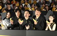 客席の前でポーズを決める（左から）ファーストサマーウイカ、稲垣吾郎、草彅剛、香取慎吾、趣里（撮影・堀内翔）