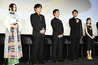 登壇して、あいさつをする（左から）ファーストサマーウイカ、稲垣吾郎、草彅剛、香取慎吾、趣里（撮影・堀内翔）