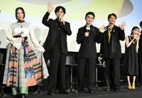 客席に手を振る（左から）ファーストサマーウイカ、稲垣吾郎、草彅剛、香取慎吾、趣里（撮影・堀内翔）