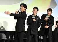 映画「バナ穴　ＢＡＮＡ＿ＡＮＡ」公開記念特別イベントを盛り上げる（左から）稲垣吾郎、草彅剛、香取慎吾（撮影・堀内翔）