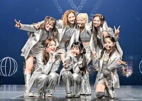 ステージで笑顔を見せるＧｉｒｌｓ²の（前列左から）隅谷百花、菱田未渚美、増田來亜（後列同）小田柚葉、小川桜花、鶴屋美咲、山口綺羅（撮影・高田梓）