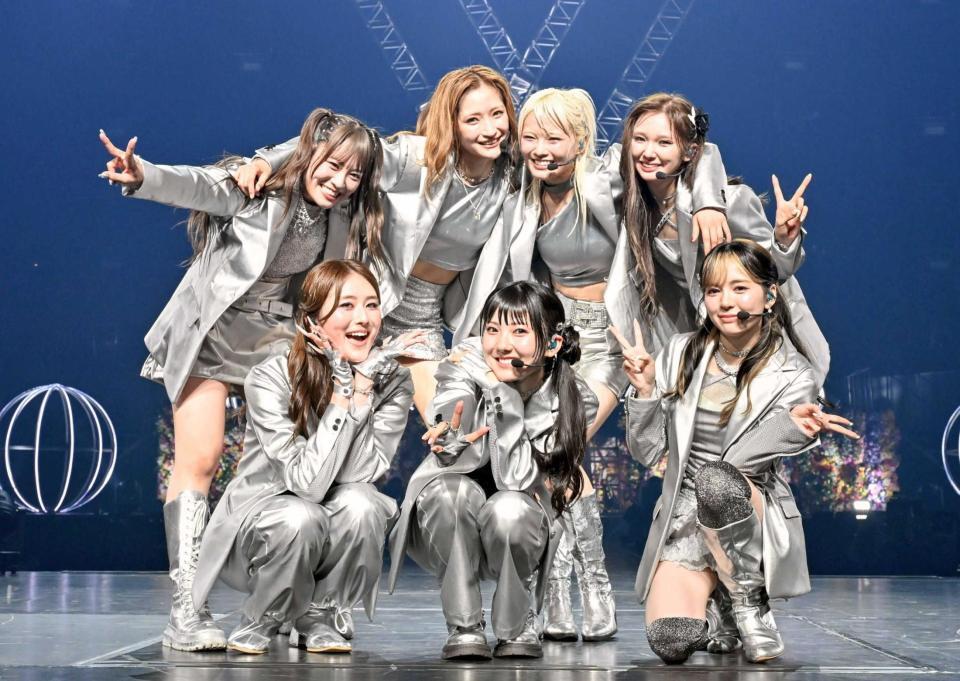 ステージで笑顔を見せるＧｉｒｌｓ²の（前列左から）隅谷百花、菱田未渚美、増田來亜（後列同）小田柚葉、小川桜花、鶴屋美咲、山口綺羅（撮影・高田梓）