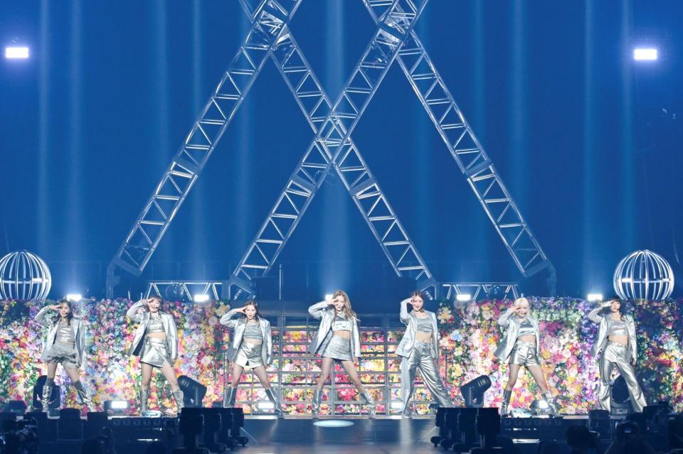 日本武道館のステージに登場したＧｉｒｌｓ²の（左から）増田來亜、小田柚葉、山口綺羅、小川桜花、隅谷百花、鶴屋美咲、菱田未渚美（撮影・高田梓）