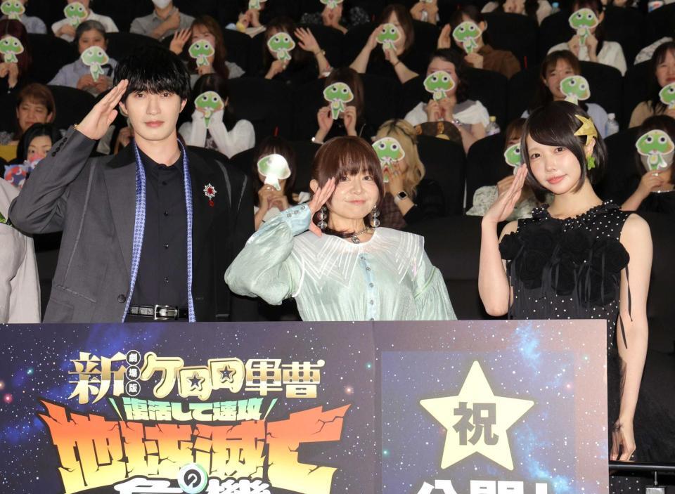 敬礼ポーズを決める（左から）ジェシー、渡辺久美子、あの（撮影・西岡正）