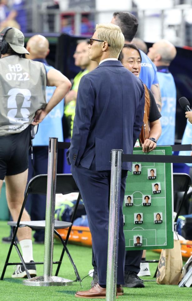 ピッチを見つめる本田圭佑（撮影・中田匡峻）