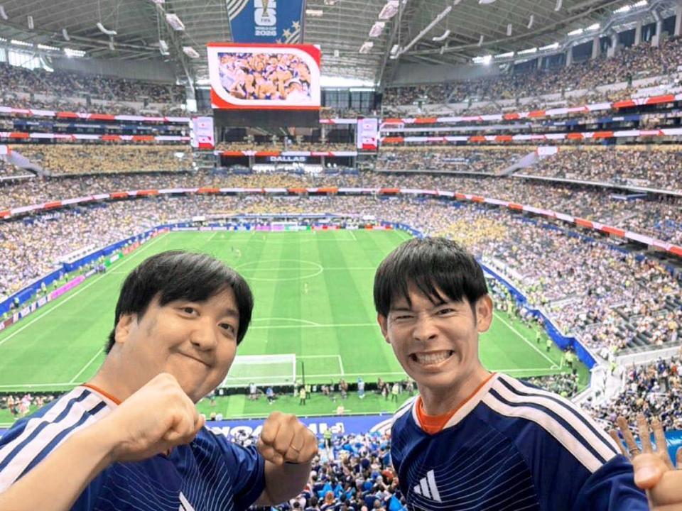 日本の試合を現地観戦したカカロニの栗谷（左）とすがや（すがやのＸ＠ｓｕｇａｙａｚｉｎｈｏより）