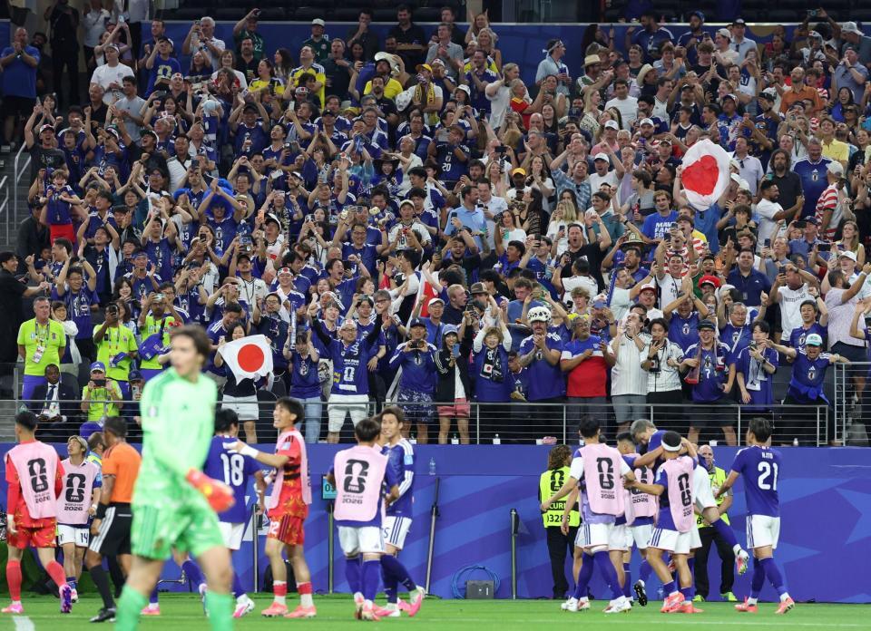 後半、前田の先制ゴールに盛り上がるサポーター（撮影・中田匡峻）