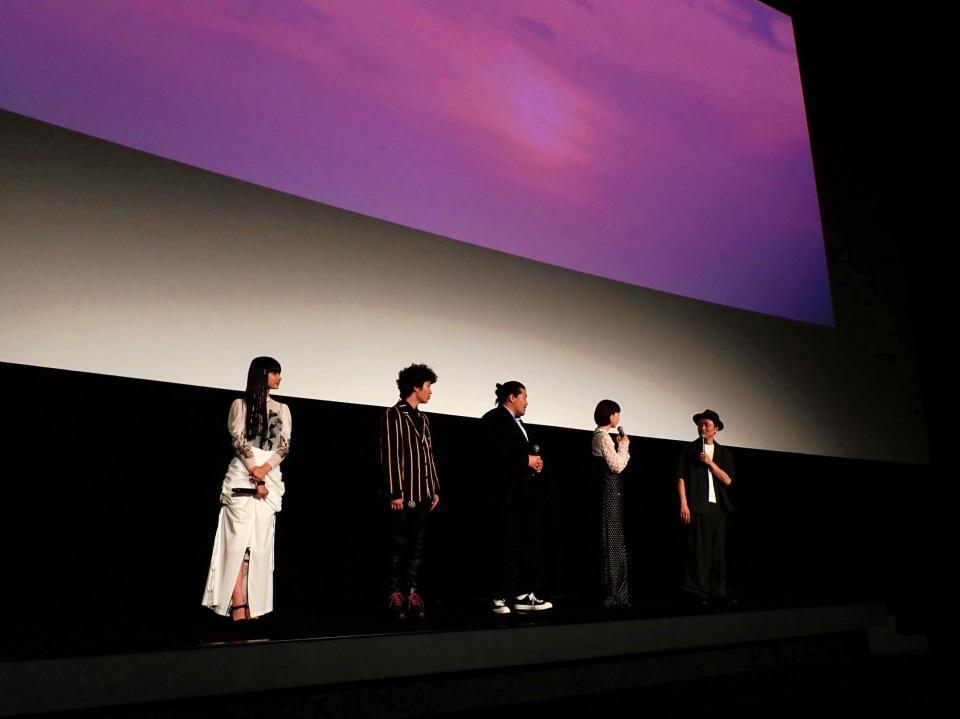 映画「四月の余白」の舞台挨拶を行った（左から）山﨑七海、上阪隼人、一ノ瀬ワタル、夏帆、吉田恵輔監督