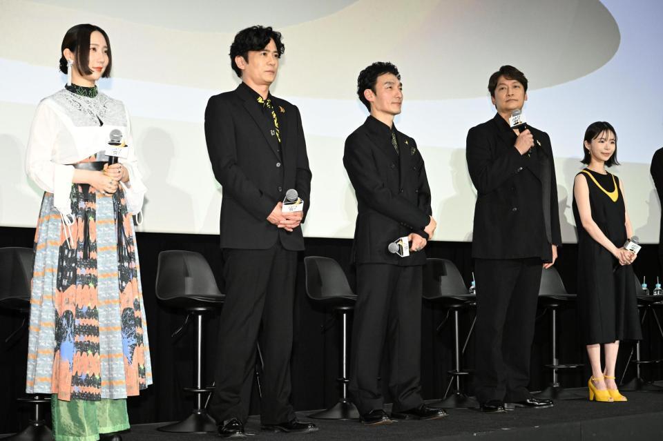 登壇して、あいさつをする（左から）ファーストサマーウイカ、稲垣吾郎、草彅剛、香取慎吾、趣里（撮影・堀内翔）