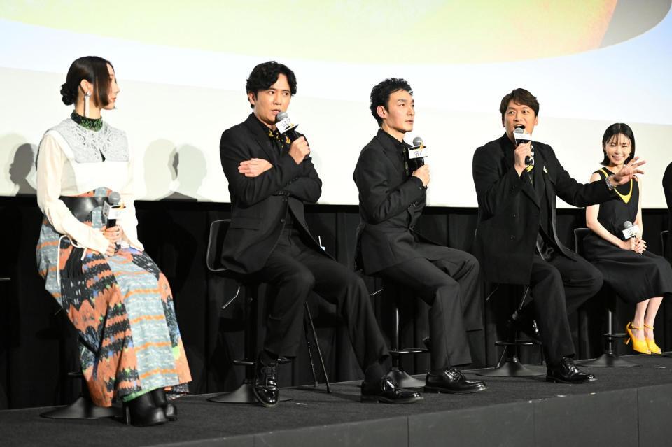 映画「バナ穴　ＢＡＮＡ＿ＡＮＡ」公開記念特別イベントに出席した（左から）ファーストサマーウイカ、稲垣吾郎、草彅剛、香取慎吾、趣里（撮影・堀内翔）