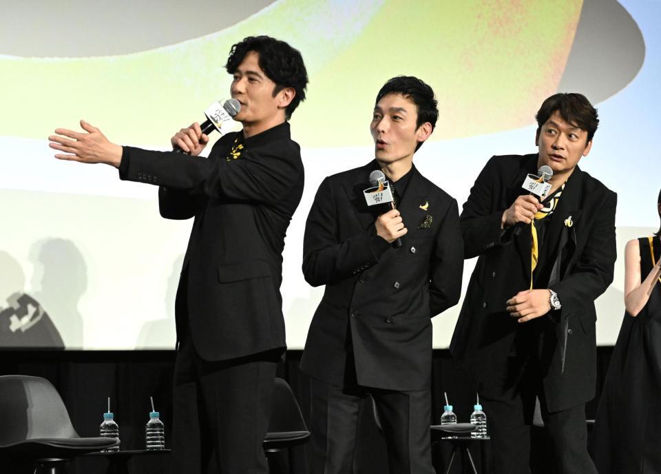 映画「バナ穴　ＢＡＮＡ＿ＡＮＡ」公開記念特別イベントを盛り上げる（左から）稲垣吾郎、草彅剛、香取慎吾（撮影・堀内翔）