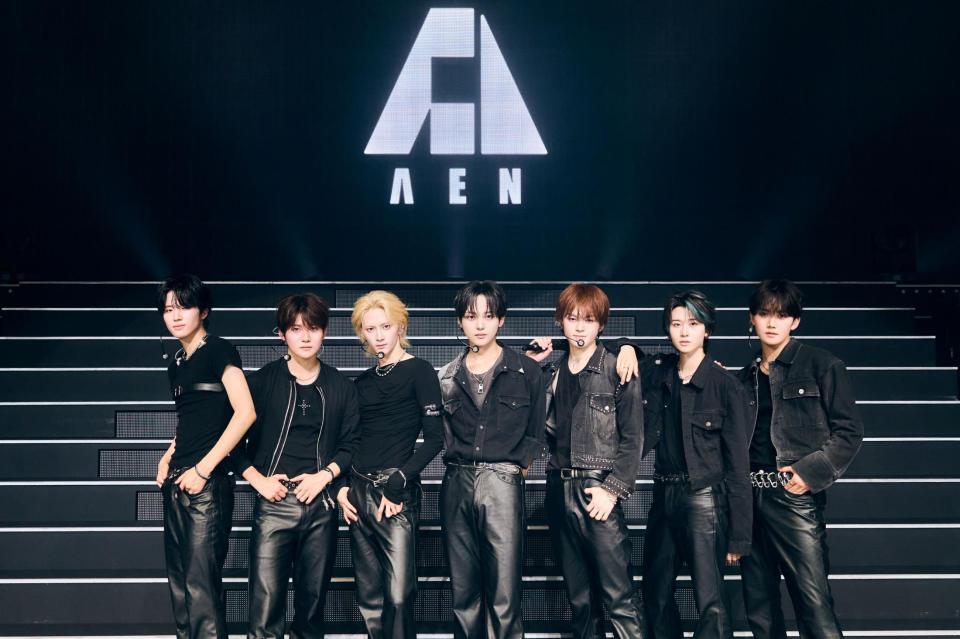 ＡＥＮの（左から）ハルト、ジヨン、ジュンソ、ギュヒョン、カイラ、ハル、ボミン（撮影・田中聖太郎写真事務所）
