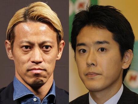 本田圭佑（左）と小宮山晃義アナ