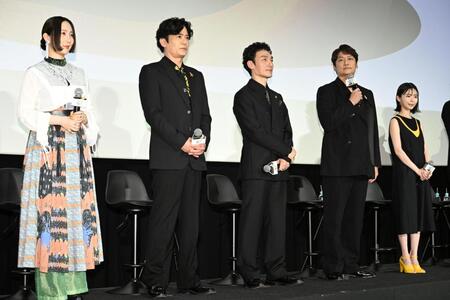 登壇して、あいさつをする（左から）ファーストサマーウイカ、稲垣吾郎、草彅剛、香取慎吾、趣里（撮影・堀内翔）