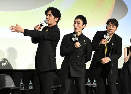 映画「バナ穴　ＢＡＮＡ＿ＡＮＡ」公開記念特別イベントを盛り上げる（左から）稲垣吾郎、草彅剛、香取慎吾（撮影・堀内翔）