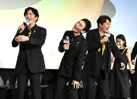 映画「バナ穴　ＢＡＮＡ＿ＡＮＡ」公開記念特別イベントを盛り上げる（左から）稲垣吾郎、草彅剛、香取慎吾（撮影・堀内翔）