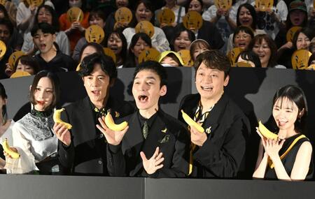 客席の前でポーズを決める（左から）ファーストサマーウイカ、稲垣吾郎、草彅剛、香取慎吾、趣里（撮影・堀内翔）